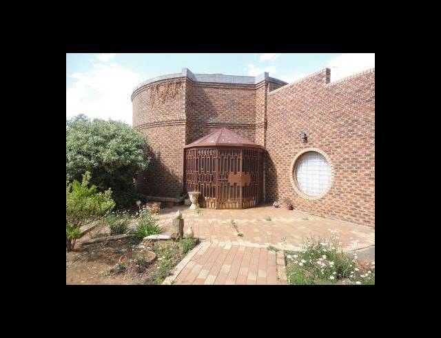6 BEDROOM HOUSE FOR SALE IN LADYBRAND